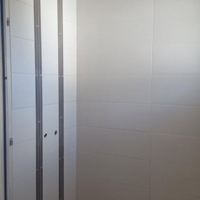 Douche carrelée blanche — listels inox