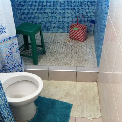 Salle de bain mosaïque bleue + WC